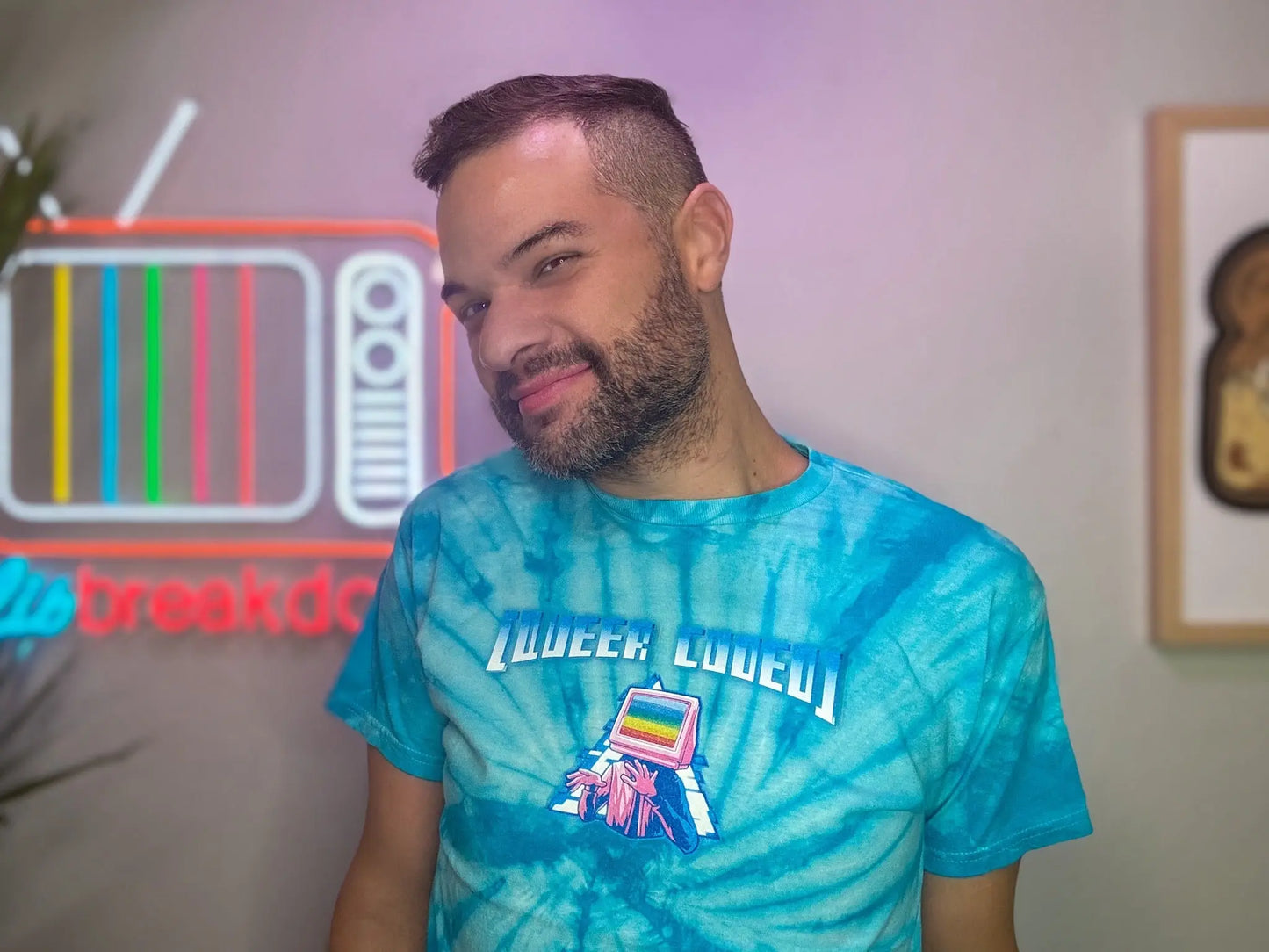 Camiseta teñida con el orgullo "Queer Coded" en color turquesa